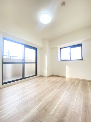 北側（6.6.帖）洋室、洋室にも窓が2つあり、寝室としても個人のお部屋としてもご利用していただけます♪