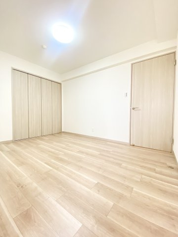 中部屋（6帖）洋室、可動式の間仕切りで区切られているため、広々リビングがさらに開放的に利用することができます♪