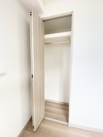 北側（6.6帖）洋室収納、各お部屋に収納スペースがあるので、収納上手になるお部屋です♪収納内のクロスや、枕棚も新品交換されているので清潔感もあります♪