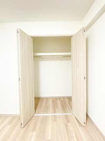 中部屋（6帖）収納、奥行きのある収納で服に限らずさまざまな物を収納できそうです♪お布団などを収納できるくらいのスペースになっています♪
