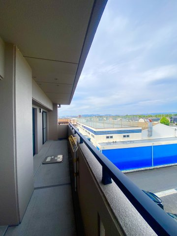 角部屋につき陽当たりも良好なバルコニーです♪広々空間で日々の洗濯や家事なども楽しくこなすことができるのではないでしょうか♪