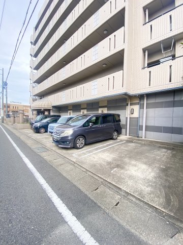 敷地内駐車場あり♪お買い物や移動もしやすいのでお出かけするのも楽しめちゃいますね♪