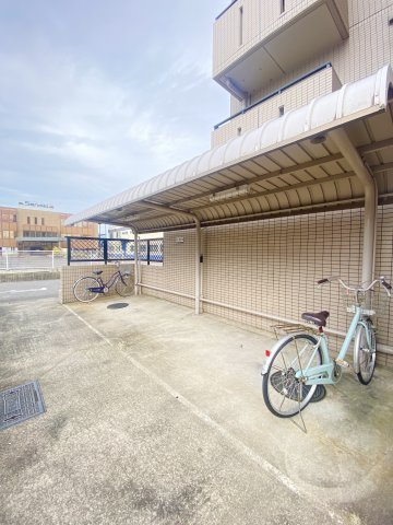 屋根付き駐輪場で、大切な自転車を雨から守ることができるのもうれしいですね♪