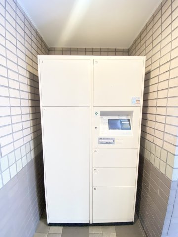 建物内に宅配ボックスもあり、お忙しい方でも荷物の受け取りができますね♪