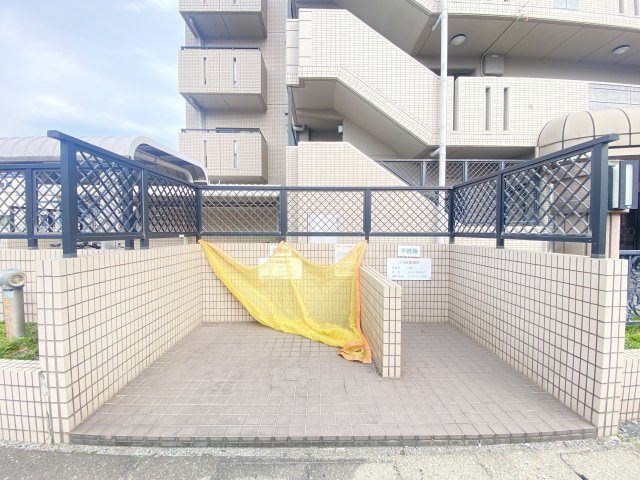 屋外ゴミ置き場、広々空間で掃除も行きわたっていて清潔感のある印象です♪
