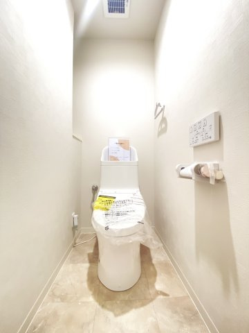 トイレ新品交換済み♪温水洗浄便座！壁付リモコン、タオル掛けのあるトイレでストレスなく過ごすことができそうです♪