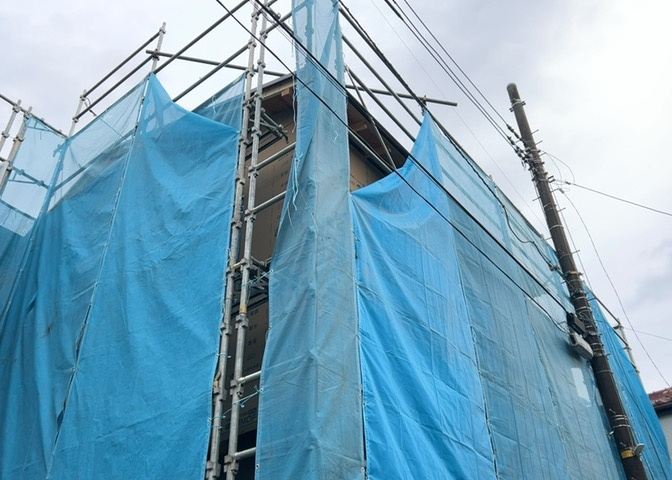 バルコニーは、室外の専用スペースのうち、「屋根がなく開放された空間」であるものを指します。ベランダより広いタイプのものが多く、日当たりもよいため家庭菜園などを楽しみたい人にとって適した環境となります。