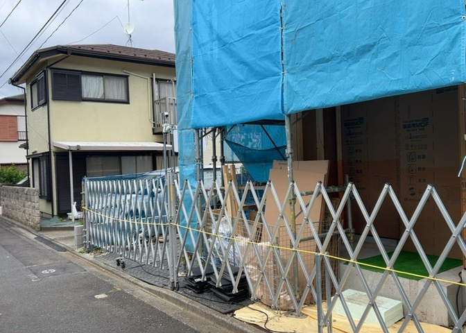 道幅が狭い場所は比較的土地の値段が低いことが多く、また交通量が少ないため騒音が少なく静かな環境で過ごせます。また、小さいお子様がいるご家庭も安心です。一方で車の駐車が難しいというデメリットもあります。