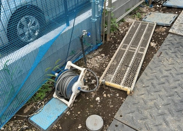 敷地内には、散水栓や立水栓があります。水道水を直接利用できるため、水を運ぶ手間を省くことが出来ます。大量の水を必要とする洗車作業や清掃などに役立ちます。その他設備とあわせて、現地でご確認ください。
