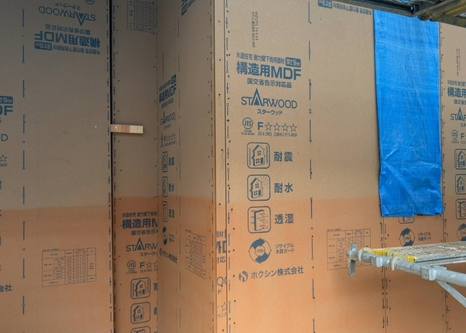 建物建築の外壁の主流となっているサイディング仕様は、板を外壁に貼り合わせる施工方法です。金属系・木質系・窯業系があり、断熱性や耐用性などが異なります。外壁の色やデザインなど詳細は現地でご確認ください。