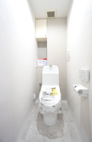 温水洗浄機能付きトイレになります♪