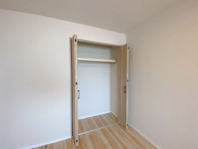 各居室や廊下などにしっかりと確保された大容量の便利な収納スペースです！普段使いの衣類や日用品、かさばる荷物などもすっきりと整理整頓できます。居住空間をいつもきれいに美しく保てる嬉しい仕様です。