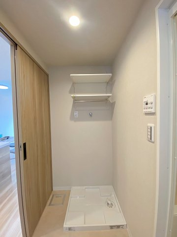 洗濯機置場周辺には洗剤等を置ける便利なスペースがあり、毎日の洗濯作業も効率的に行える設計になっています！水回りが綺麗にリフォームされており、いつでも清潔で気持ちよくお使いいただける嬉しい仕様です。