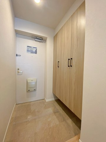 いつも綺麗な状態を保てる大容量のシューズボックスを備えた清潔感あふれる玄関です！フロアタイル貼り仕様でお手入れも簡単。住まう方を一番最初に出迎える空間として、上品で落ち着いた雰囲気を演出します。