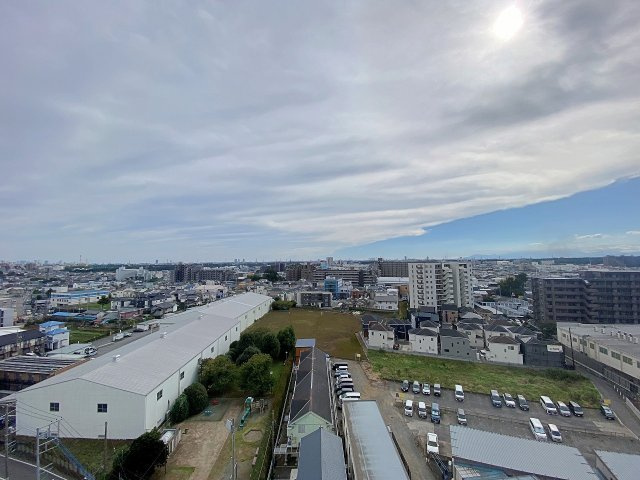 12階部分ならではの空を広く見渡すことができる開放的な素晴らしい眺望です！周囲に高い遮るものが少なく、たっぷりの陽光と心地よい風をいつでも存分に感じながら、心安らぐ穏やかな時間をお過ごしいただけます。