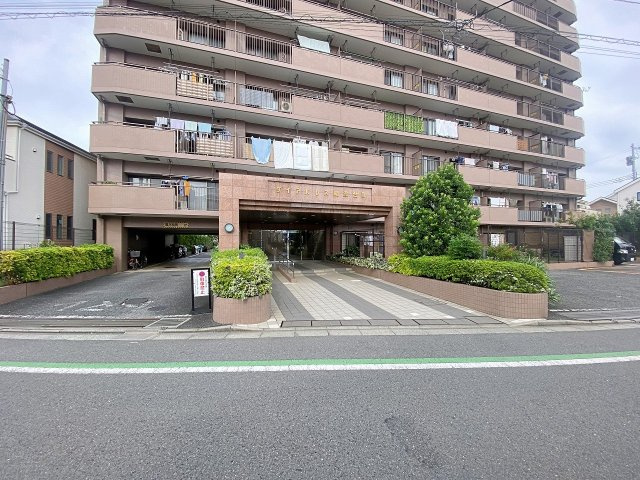 落ち着いた雰囲気で住まう方やゲストを心地よく迎え入れる洗練されたエントランスです。日々のセキュリティ面にもしっかりと配慮されており、安心してご帰宅いただけます。清潔感の保たれた綺麗な共用スペースです。