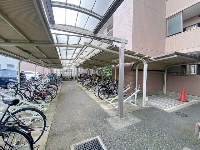 敷地内にしっかりと綺麗に整備された使い勝手の良い便利な駐輪場です！雨風から大切な自転車をしっかりと守り、毎日の通勤・通学やお買い物のお出かけもスムーズで快適なライフスタイルをサポートします。