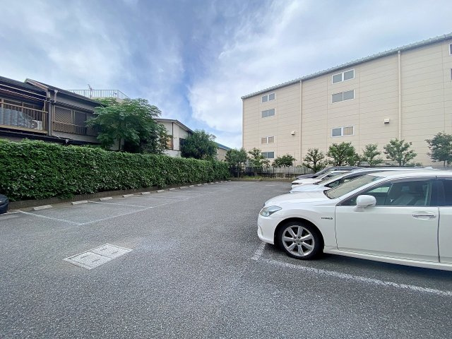 毎日のカーライフを快適にサポートしてくれる敷地内の使い勝手の良い駐車スペースです！大切な愛車をいつでも身近に管理でき、お出かけやご家族でのドライブもスムーズ。防犯面でも安心感のある嬉しい仕様です。