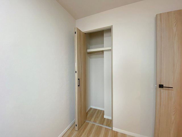 各居室や生活動線上にしっかりと確保された収納力抜群の便利なスペースです！かさばる荷物もきれいに整理整頓できるため、いつでもすっきりと片付いた気持ちのよい美しい室内環境をキープ可能です。