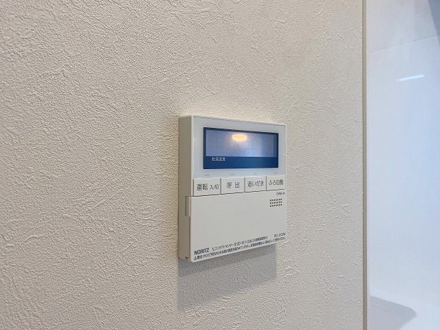 ご家族の入浴時間がずれてしまってもいつでも温かいお湯に浸かることができる便利な追焚機能付き給湯システムです！一日の疲れをゆっくりと癒やし、いつでもポカポカの快適なバスタイムを満喫できます。