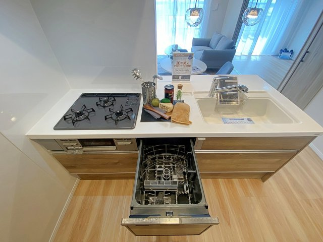 毎日の家事の負担をしっかりと軽減してくれる便利なビルトイン食器洗い乾燥機を新規交換いたしました！食後の食器洗いもおまかせできるため、ご家族とのゆったりとした団らんの時間をより多くお楽しみいただけます。