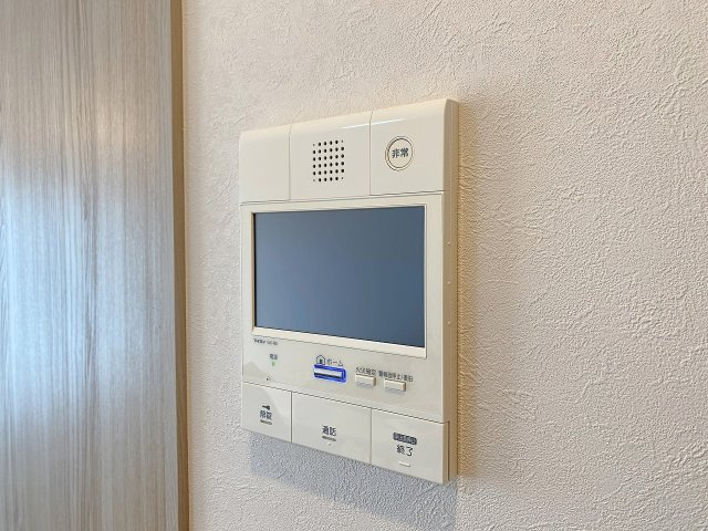 室内から訪問者の姿を映像と音声でしっかり確認できる安心のTVモニター付きインターフォンです！不審者の侵入防止や不要な勧誘への対応にも役立ち、一人暮らしや留守中も安心・安全な暮らしをサポートします。