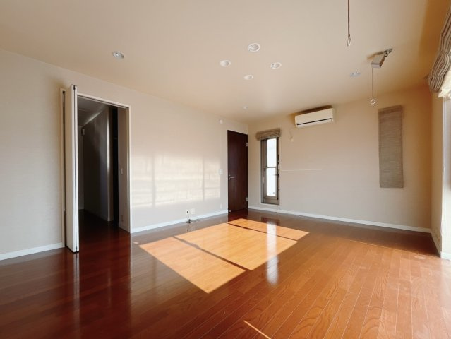 ■洋室｜ダブルベッドを置いても充分な広さを2Ｆのお部屋に設けております。お子様と家族みんなで寝るのも夢じゃありません♪窓からは光が差し込むので日中でも明るいお部屋です。