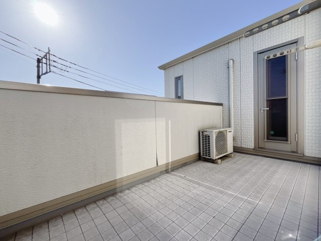 ■バルコニー｜バルコニーから入る日差しは暖かく、爽快な朝の目覚めを促してくれます♪洗濯物やお布団を干して太陽の香りを吸い込んだお布団で夜はおやすみください。