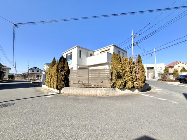 ■外観｜角地に位置しているため開放感があり、日当たりや風通しも良好で、快適な生活環境が整っています♪