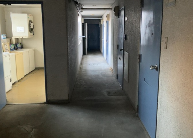共用部分は、一棟の建物に住む区分所有者全員が共同で所有するとし、共用部分の管理、補修などは、区分所有者で形成される管理組合が行います。個人の判断で勝手に変更することはできませんので覚えておきましょう。
