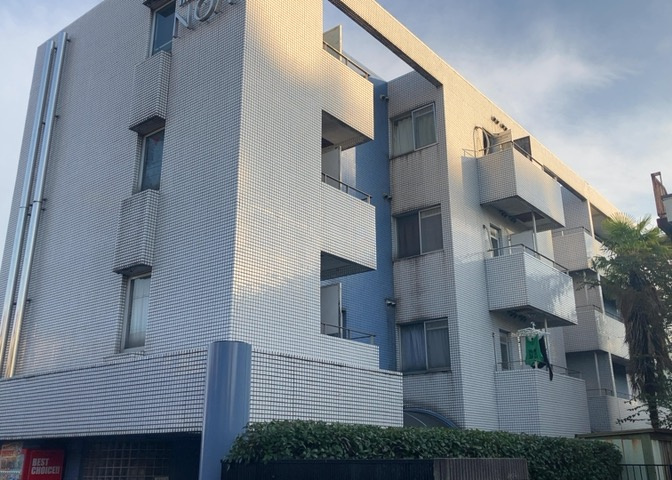 道幅が広い場所は日当たりや風通が良好です。幅が広いのですれ違いも可能ですし大きな車でも駐車可能！一方で、大型車が通ることも多くなるため交通量の増加により騒音に繋がります。また土地の値段が高くなります。