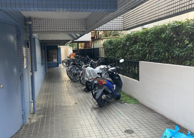 マンションの駐輪場は、事前に空きがあるか確認を取ると安心です。せっかく入居したのに駐輪スペースがない！なんてことになったら大変ですよね。そこで、内見時や購入前にはまず事前に確認しておくと良いでしょう。