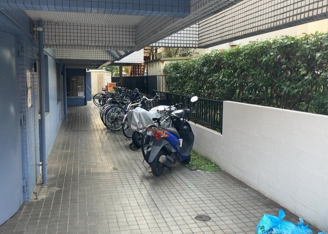 車一台あたりに必要なスペースは、標準サイズの普通自動車で横幅2m50cm、長さ5mは必要になります。ただし、乗降のことも考慮して横幅3m30cm、長さ5m50cmほどは確保できるところを選びましょう。
