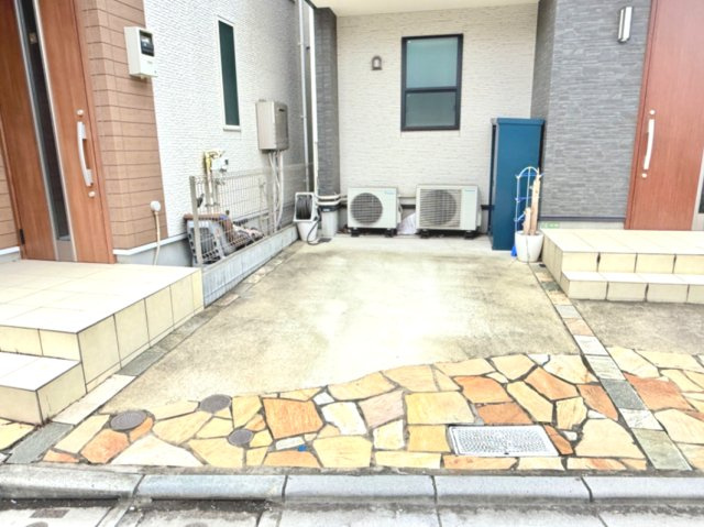 【駐車場】　お車の出し入れがしやすい平面駐車場。