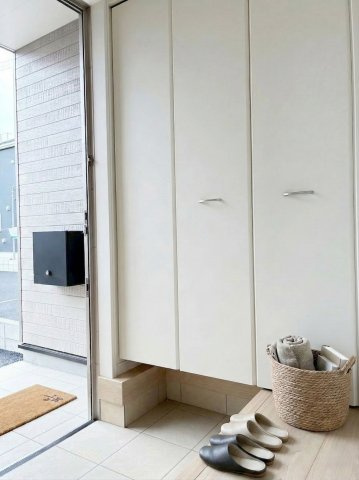 【玄関】収納付きなのですっきり片付けられます。明るい印象の玄関です。※画像はイメージです