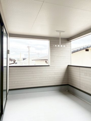 【バルコニー】広めのインナーバルコニーなので安心して洗濯物が干せます。