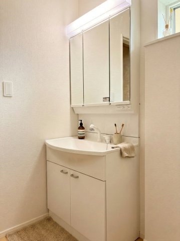 【洗面脱衣室】朝の身支度には欠かせない独立洗面化粧台。機能も充実。※画像はイメージです