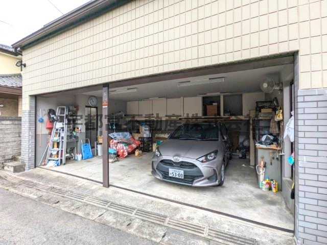 ガレージ付　広さも高さもあるので、車いじりも楽しく出来そうです。
