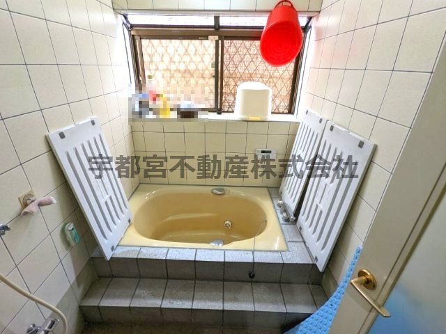 バリアフリー意識した段差付きの浴槽　毎日の疲れを癒せます。
