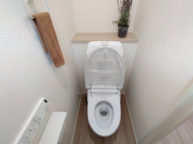温水洗浄機能付、清潔感のあるトイレ。※画像内の家具・小物類等は販売価格に含まれておりません。