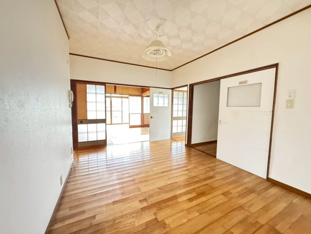 キッチンから居室まで見渡せる、開放的なダイニング空間