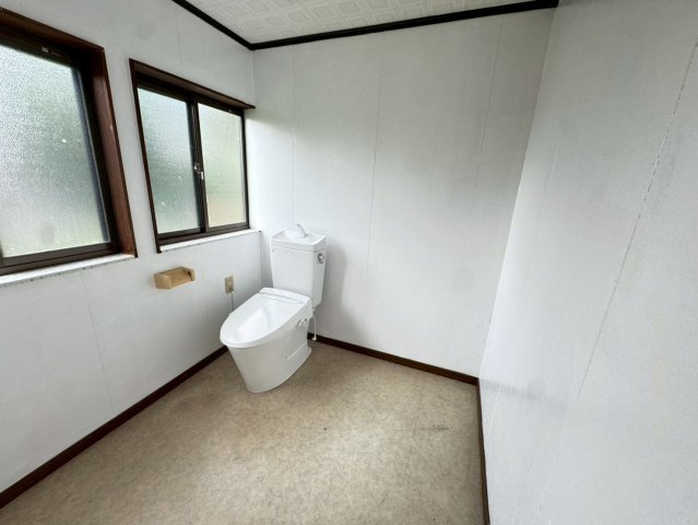 二面に窓を配置し、自然換気がスムーズに行えるトイレ