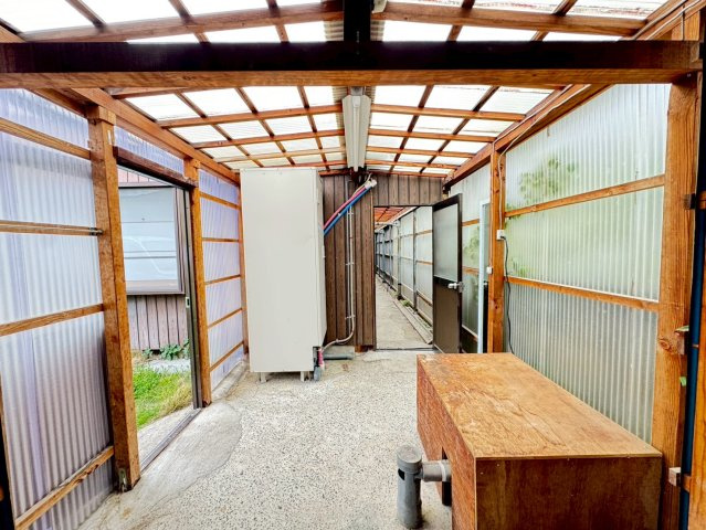 屋根に覆われた、多目的に活用できる土間スペース