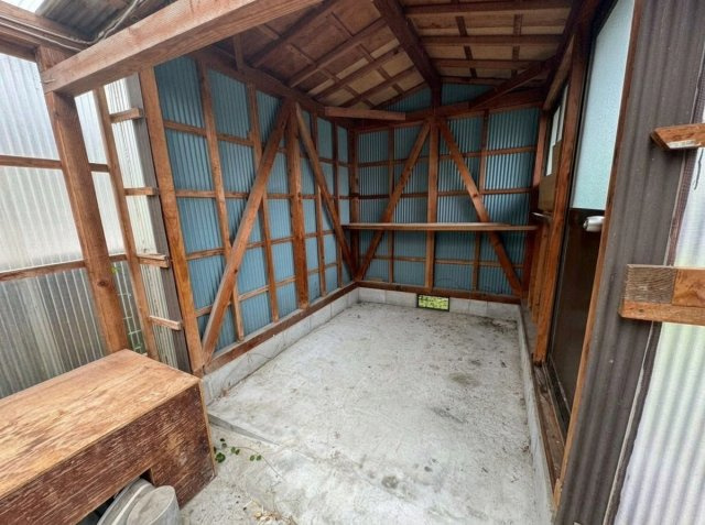 作業場や物置として利用可能な、屋根付きの屋外空間