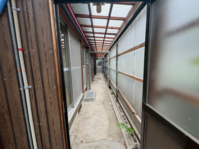 建物に沿って配置された、奥行きのある通路状のスペース