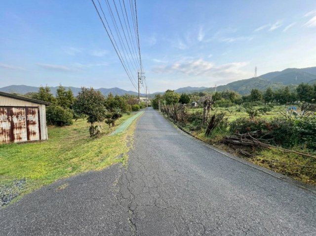 前面道路は舗装されており、車での移動もスムーズです