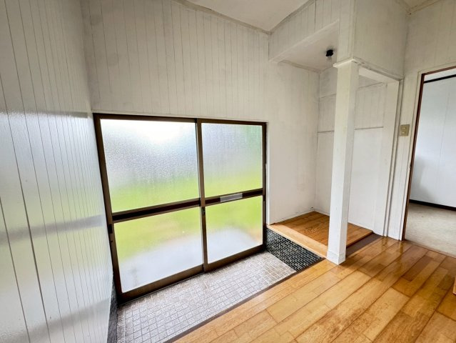 大きな採光窓から自然光が差し込む、明るい玄関
