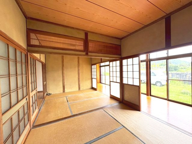 奥に日当たりの良い縁側を配した、趣のある和室