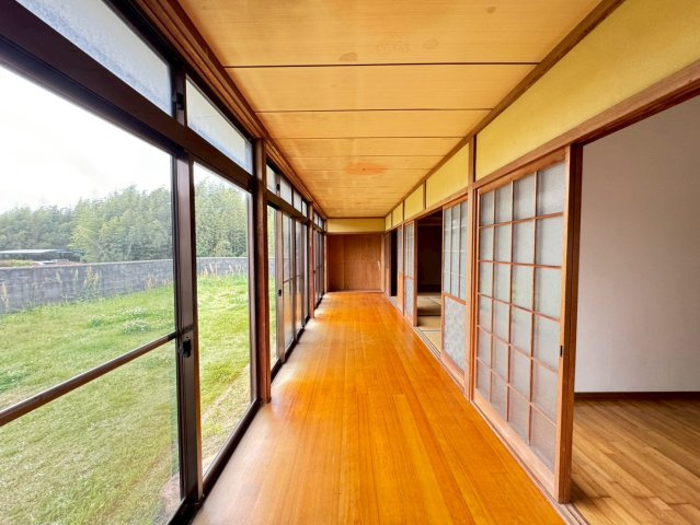 和室の外側に日当たりの良いフローリングの縁側があります