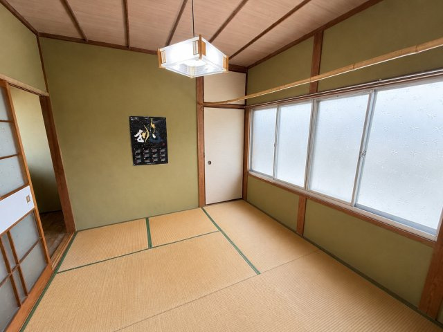 2階に配置された落ち着きある4.5帖の和室です。コンパクトながら窓からやわらかな光が差し込み、明るさを感じられる空間。寝室や趣味部屋、書斎としても使いやすく、静かな時間を過ごしたい方にもおすすめです。